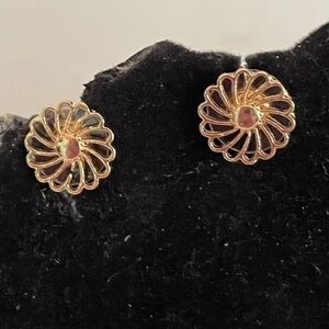 0.5”. Madewell gold plated diamond etched scrollwork flower stud earrings